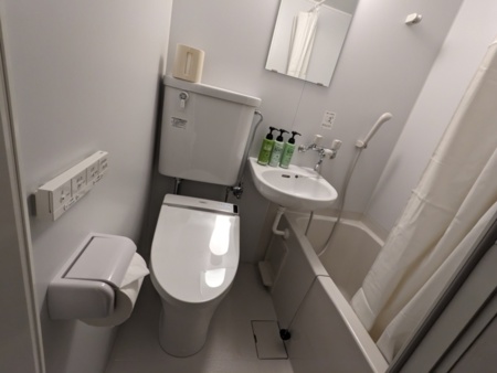 貸別荘ログハウス寝室ユニットバストイレ