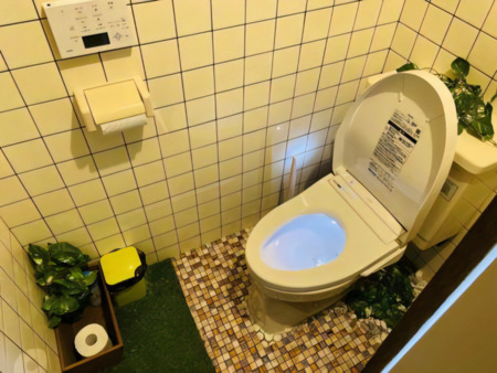 自動開閉の抗菌トイレ完備