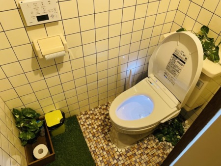 コロナ対策！自動開閉式の抗菌トイレ完備