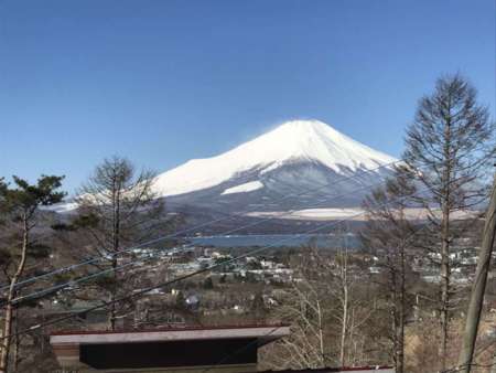 窓からの富士山と山中湖。晴れた日は最高