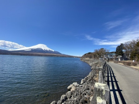 富士山が見える山中湖まで車で30分