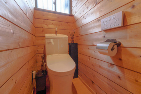 リフォームしたばかりの清潔なトイレ